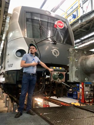 « Je souhaitais découvrir comment se passe la maintenance du RER A, m’explique Théo. Cette visite m’a fait réaliser que ce n’est pas une opération anodine, y compris pour l’attelage de deux trains ! ». En effet, sur la ligne A, généralement on fait circuler deux trains attelés. Bien évidemment, le couplement de deux éléments ne se fait pas au hasard : le conducteur approche très lentement un train vers l’autre et le couplement se fait automatiquement. Il relie les deux trains à la fois électroniquement et pneumatiquement.